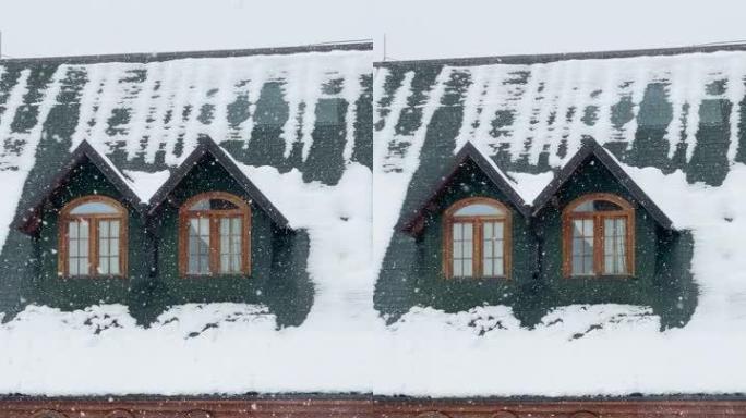 特写: 冬季大雪中带有绿色屋顶的假日山间小屋