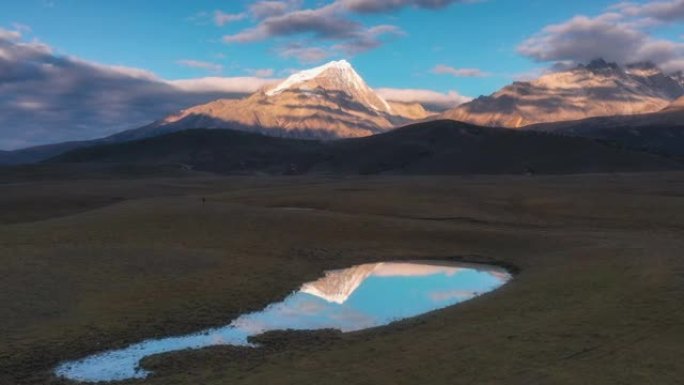 草原湿地折射雪山英姿