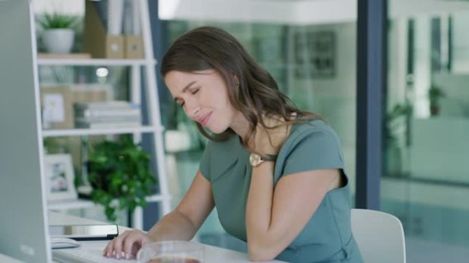 4k视频片段，一名年轻的女商人在现代办公室中使用计算机时遭受颈部疼痛