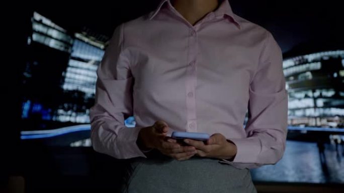 无法识别的女商人拿着智能手机