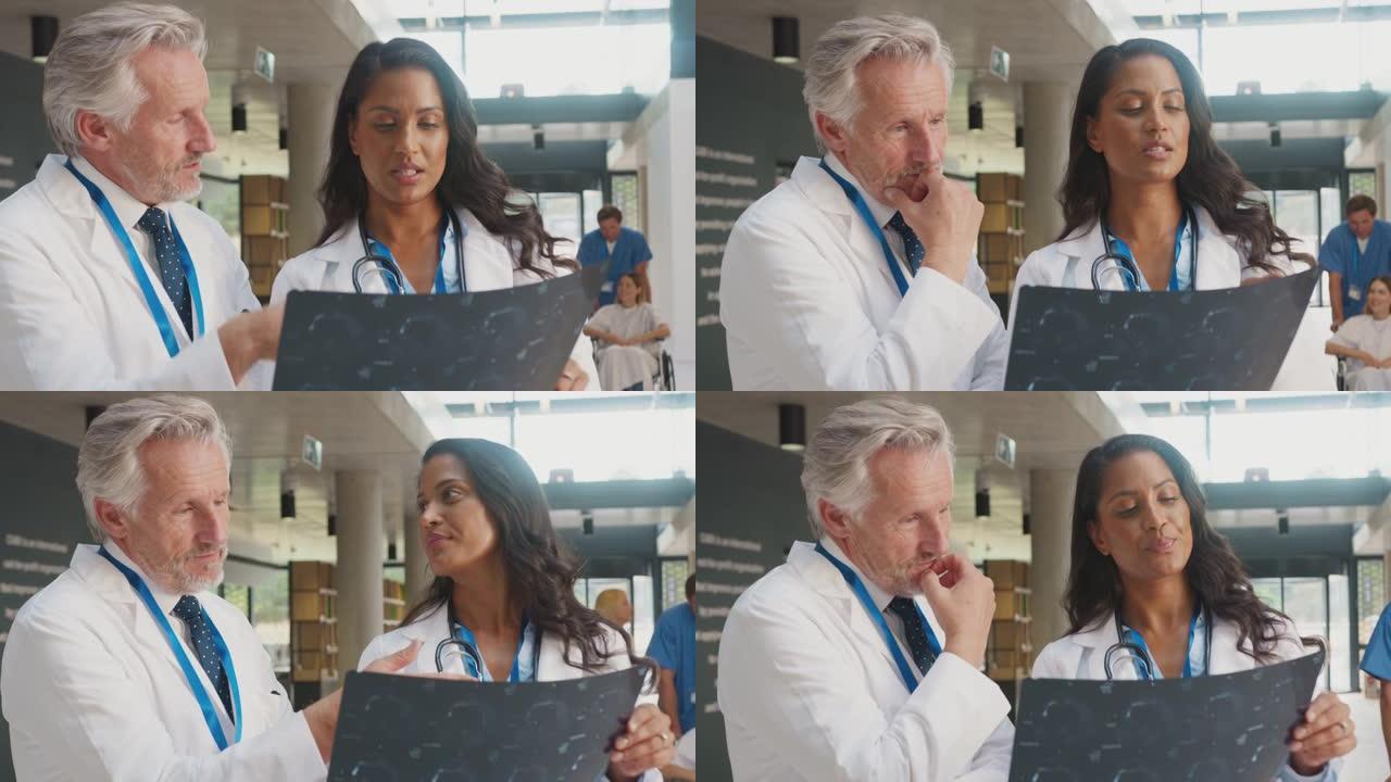穿着白大褂的医生与医院女同事讨论病人扫描的特写
