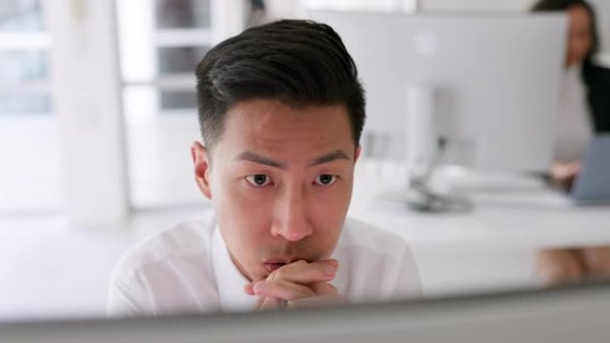 亚洲人，在办公室思考和工作计算机，以进行软件规划，阅读在线交流和业务策略。个人电脑上的商人、企业愿景