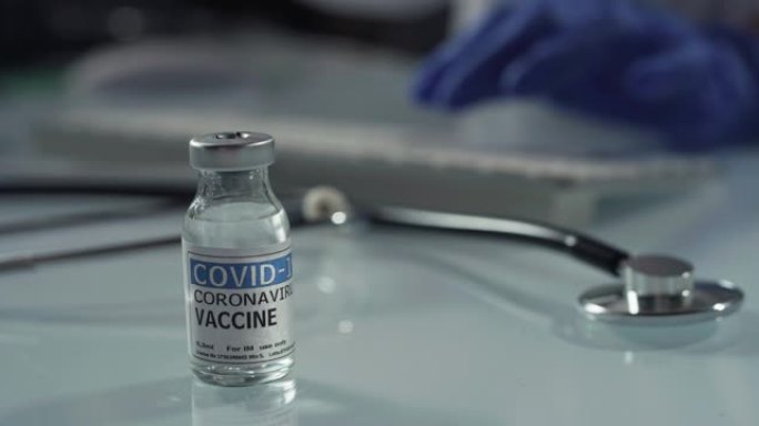 男医生或护士在医院为患者控制冠状病毒疫苗的抗体的电影微缩镜头。covid-19概念、防护、病毒传播、