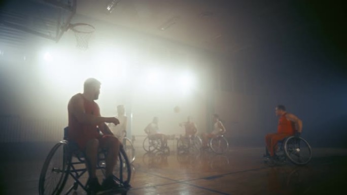 轮椅篮球比赛: 职业球员比赛，运球，传球，射门成功，打进完美进球。残疾人的决心和技能。慢动作
