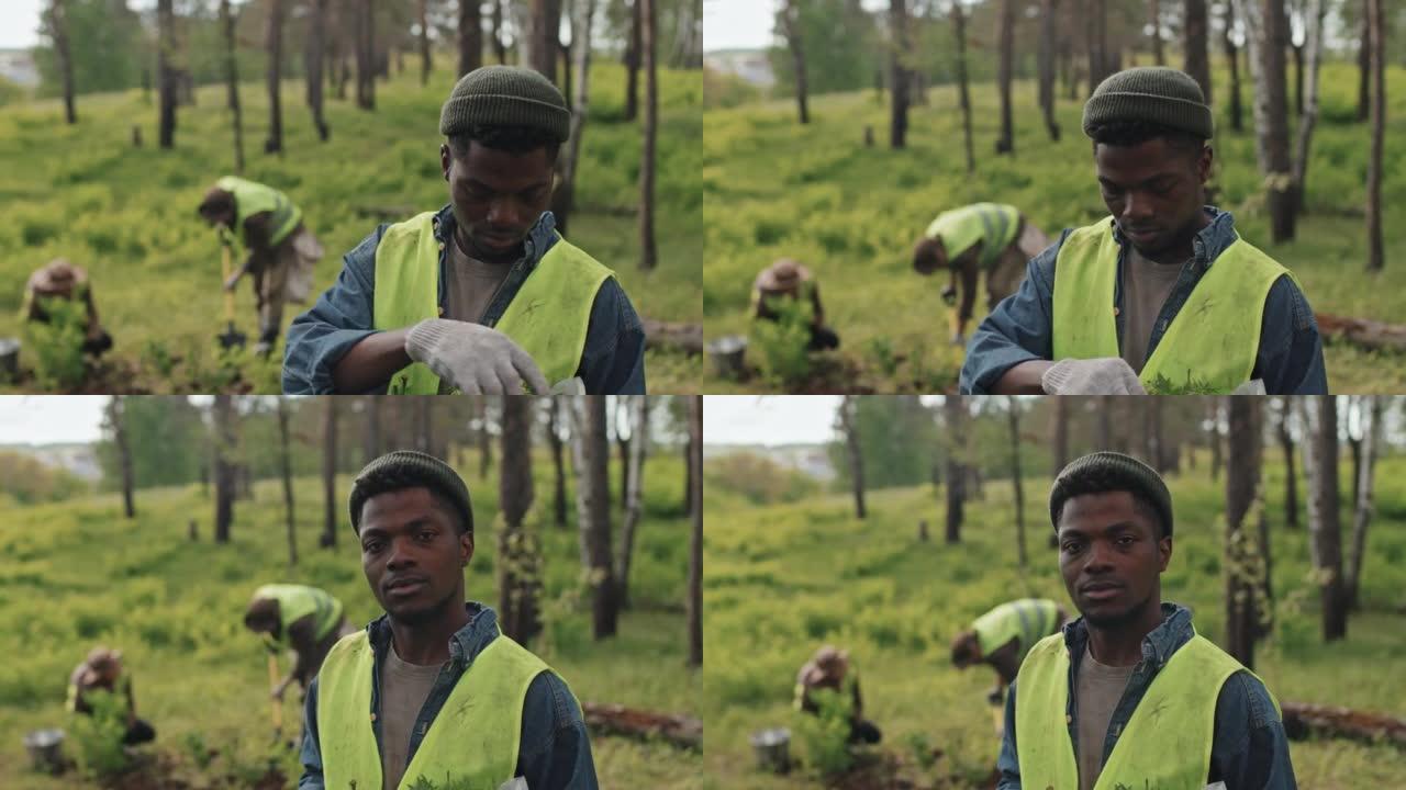 黑人男性弗雷斯特种植泥土林地