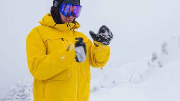 兴奋的滑雪者准备下降