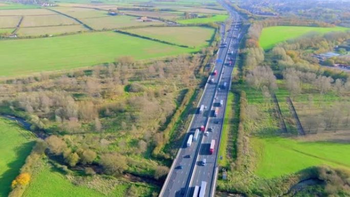英国M1高速公路上的交通无人机视图