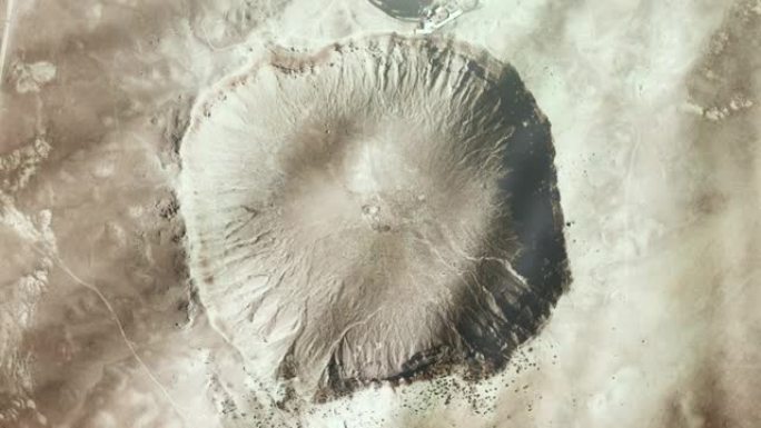 流星陨石坑，又称巴林杰陨石坑，在美国亚利桑那州北部沙漠，从太空看到。NASA提供的这段视频的元素。
