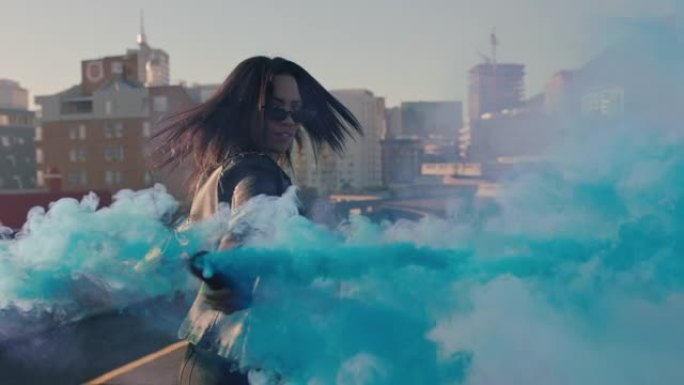 女孩在城市与蓝色烟雾弹跳舞年轻女舞者庆祝街头慢动作嘻哈舞蹈的创意表达
