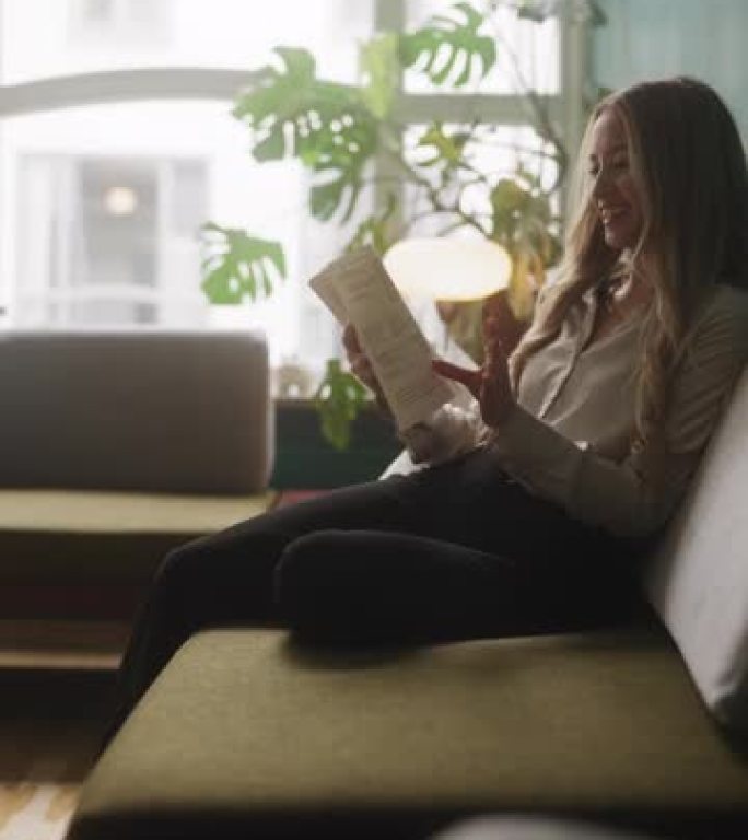 女人坐在沙发上看书