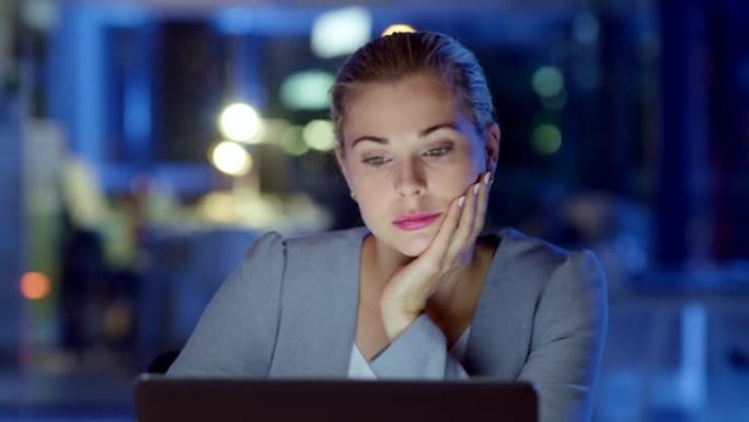 紧张，沮丧和疲倦的女人在办公室的笔记本电脑上工作到很晚，头疼。女性患有偏头痛，工作量不堪重负。有毒工
