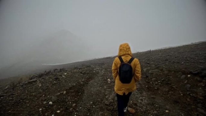 在阴雨天气下探索迷雾山脉