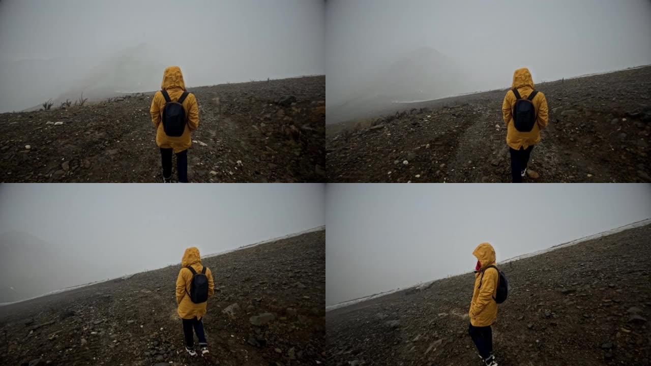 在阴雨天气下探索迷雾山脉