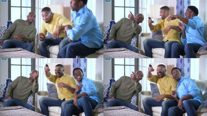 三名非裔美国人坐下来看电视