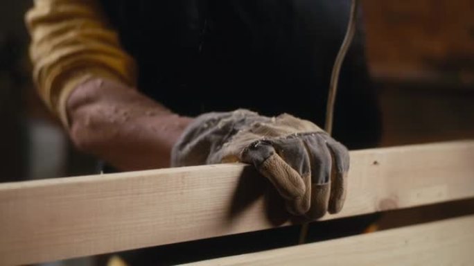 在细木工中使用木材的农作物工人