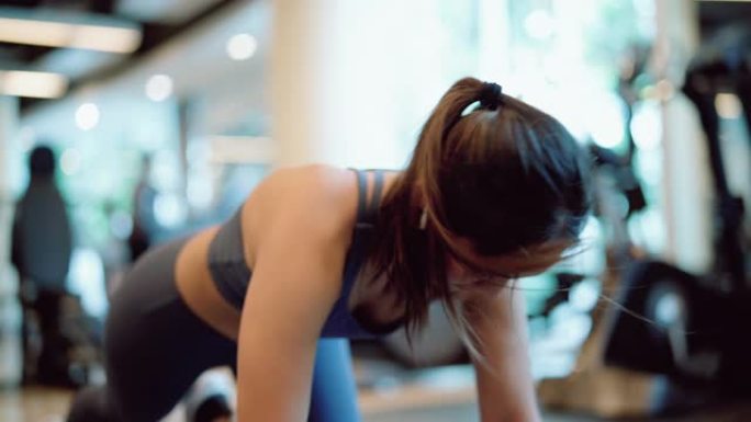 健身女子在健身房锻炼核心肌肉