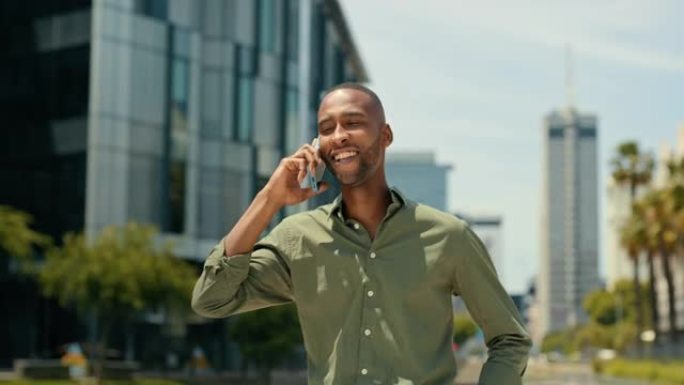 黑人，在城市里打电话和交流，以进行商务，想法或对话。非裔美国男性顾问推销员在迈阿密谈笑风生，在智能手