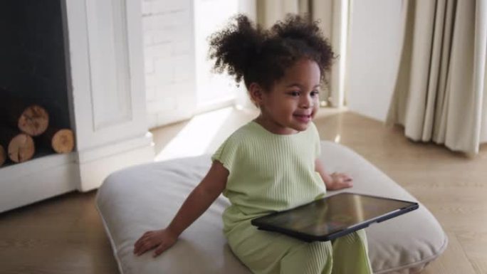 一个在数字平板电脑上学习ABC的非洲小女孩