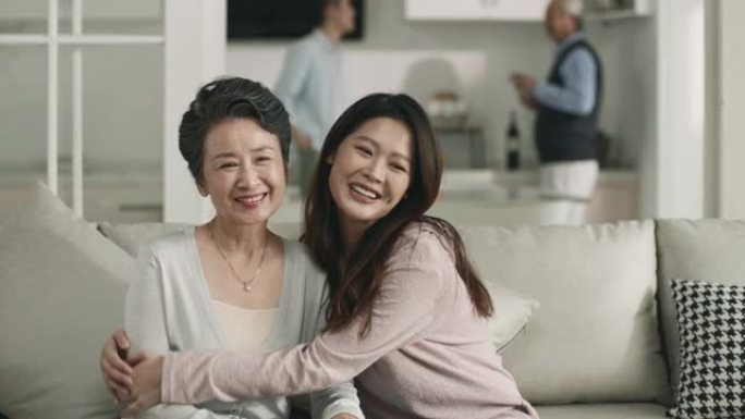 亚洲成年女儿和资深母亲在家聊天