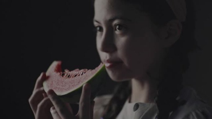 孩子吃西瓜吃瓜吃水果视频素材