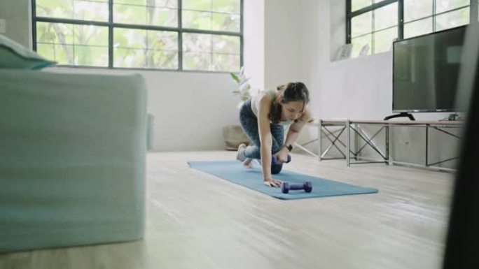 女人在家锻炼居家瑜伽