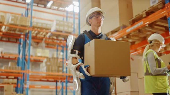 高科技未来派仓库: 工人穿着先进的全身动力外骨骼，带着沉重的纸箱行走。Exosuit放大了人类的力量