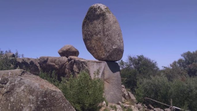 哨兵石 (西班牙语: El Centinela)，阿根廷布宜诺斯艾利斯省坦迪尔市哨兵山的天然岩层。4