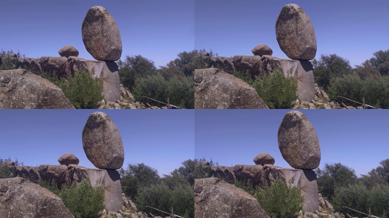 哨兵石 (西班牙语: El Centinela)，阿根廷布宜诺斯艾利斯省坦迪尔市哨兵山的天然岩层。4