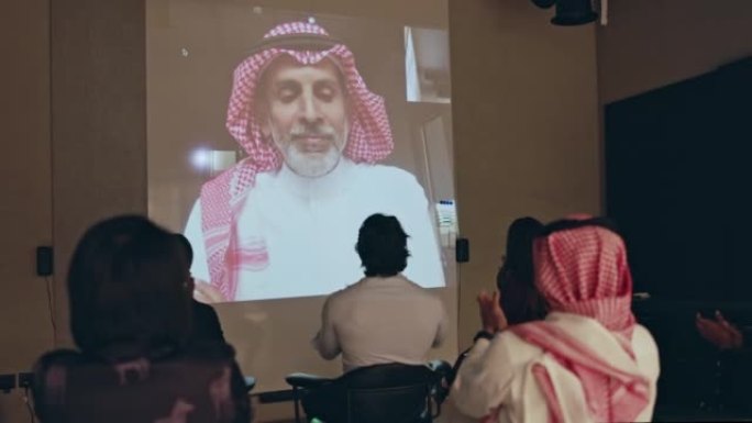 沙特专业人士在视频通话中称赞首席执行官