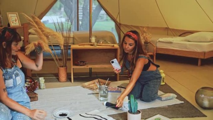 WS两名年轻女子在大自然的帐篷里画画时自拍