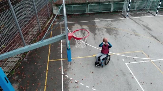 篮球运动中轮椅得分目标成熟男子的高角度视角