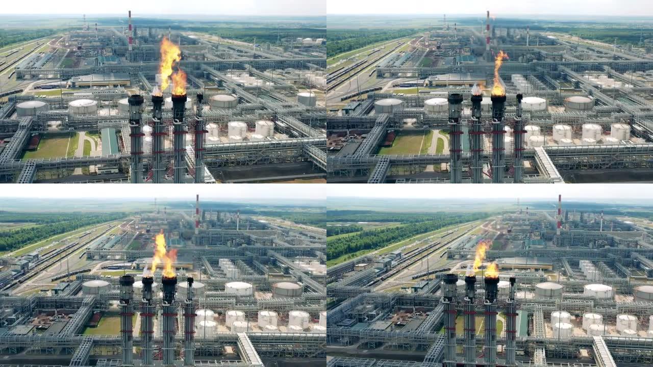 炼油厂的管道正在燃烧气体