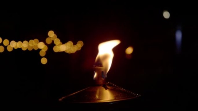 慢动作: 夜间金属油灯燃烧火焰的详细视图
