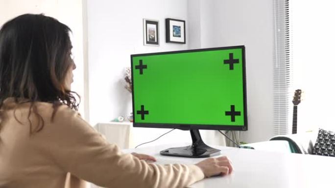 女人使用电脑绿屏女人使用电脑绿屏绿幕