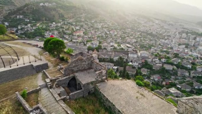 吉罗卡斯特拉城堡和老城中心。阿尔巴尼亚吉罗卡斯特古代堡垒、房屋和山脉的鸟瞰图