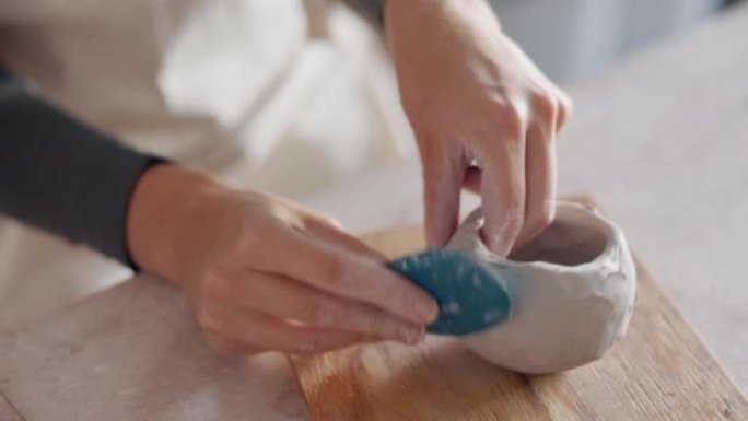 放大创意粘土陶器手与陶瓷模具车间，用于艺术、雕刻或制造设计课程。在工作室或小型企业中学习，启动或使用