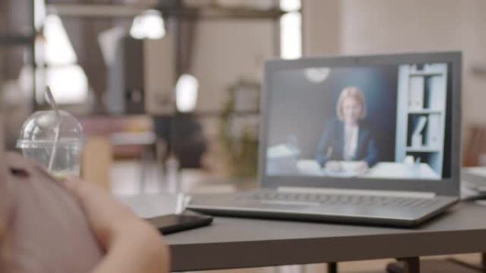 笔记本电脑屏幕上的女性视频会议