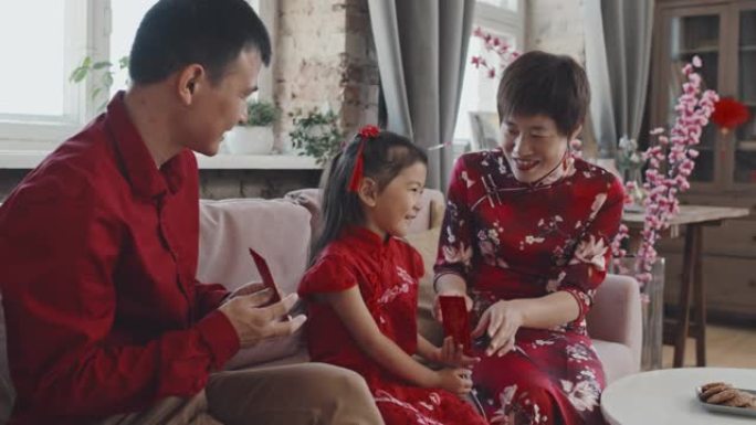 快乐的亚洲家庭庆祝中国新年