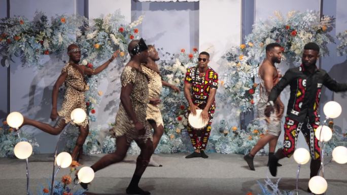非洲人黑人在婚礼舞台上开心跳舞载歌载舞