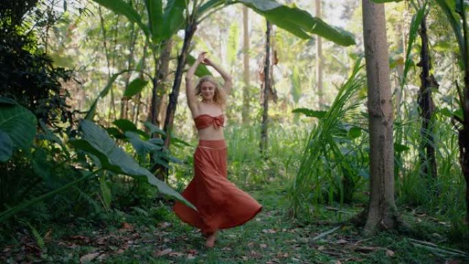 自然女人在森林里跳舞，在郁郁葱葱的热带丛林4k享受旋转舞蹈