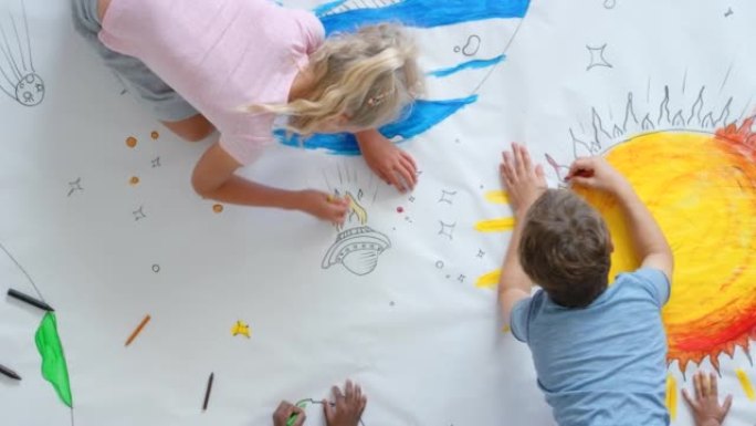 一群孩子在学校，幼儿园或学前班的绘画，图画和创造力。从上方看幼儿，学习者和学生在教室里做艺术作品的俯