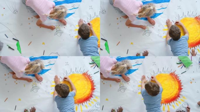 一群孩子在学校，幼儿园或学前班的绘画，图画和创造力。从上方看幼儿，学习者和学生在教室里做艺术作品的俯