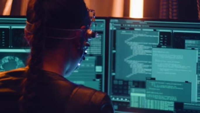 赛博朋克女孩与多个计算机屏幕一起工作，进行编程和编码