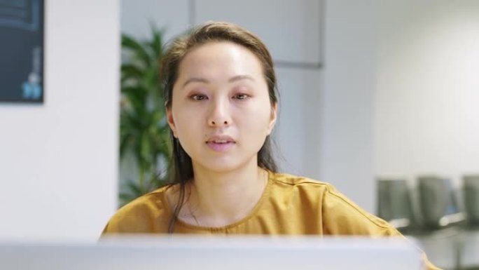 亚洲女商人在笔记本电脑上进行视频通话