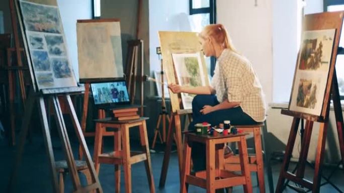 一位女士正在艺术工作室在线学习绘画