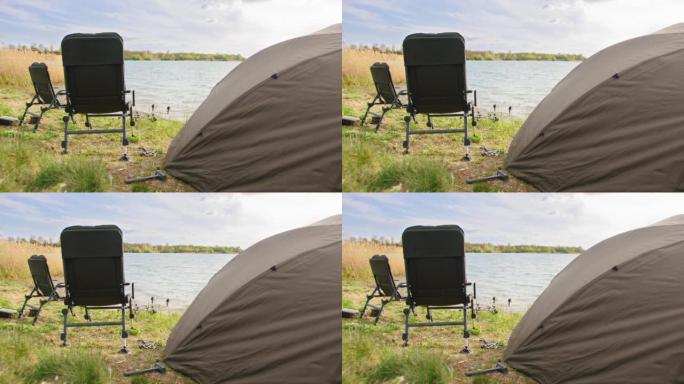 河岸上的空椅子和帐篷