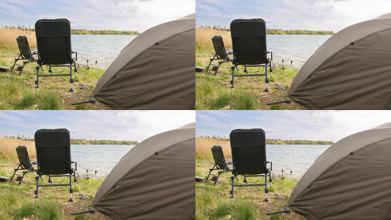 河岸上的空椅子和帐篷
