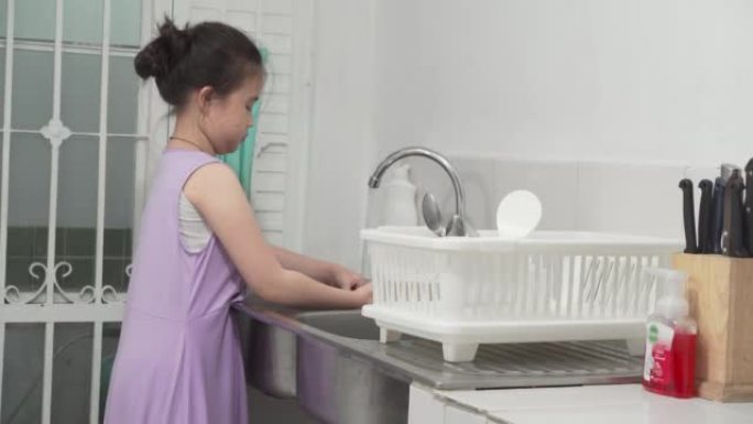 亚洲小女孩在家洗碗
