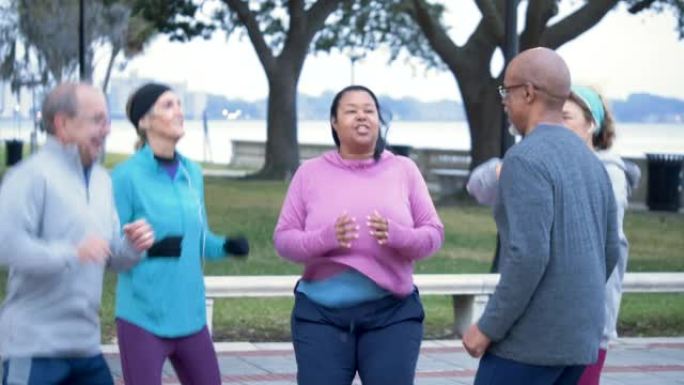 五个多种族男女在公园锻炼