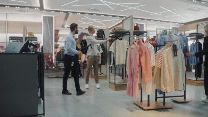 服装店: 各种各样的顾客在收银台购物，买衣服和商品。零售购物中心助理帮助客户，销售时尚的设计师品牌。